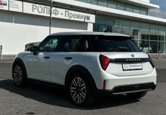 Подержанный автомобиль MINI Hatch 2025 года (7 фото)