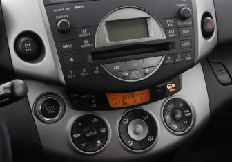 Подержанный автомобиль Toyota RAV4 2006 года (9 фото)