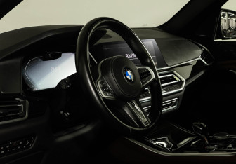 Подержанный автомобиль BMW X5 2018 года (11 фото)