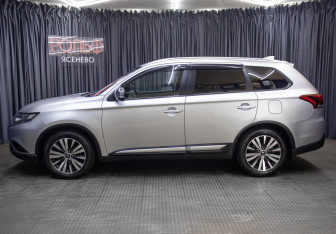 Подержанный автомобиль Mitsubishi Outlander 2019 года (8 фото)