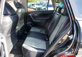 Подержанный автомобиль Toyota RAV4 2025 года (8 фото)