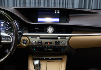 Подержанный автомобиль Lexus ES 2018 года (14 фото)