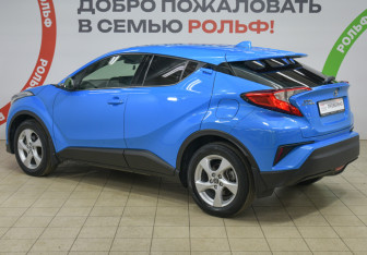 Подержанный автомобиль Toyota C-HR 2019 года (6 фото)