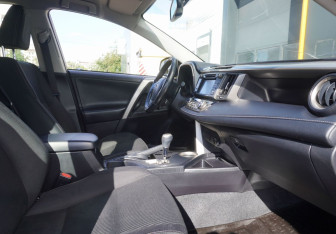 Подержанный автомобиль Toyota RAV4 2015 года (11 фото)