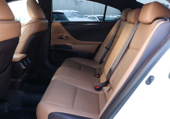 Подержанный автомобиль Lexus ES 2021 года (10 фото)