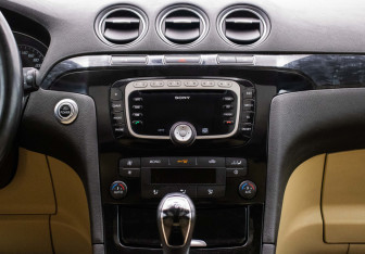 Подержанный автомобиль Ford Galaxy 2011 года (13 фото)