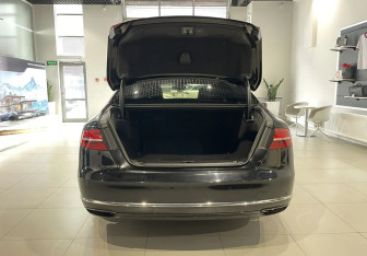 Подержанный автомобиль Audi A8 2015 года (7 фото)