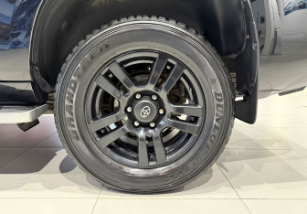 Подержанный автомобиль Toyota Land Cruiser Prado 2011 года (20 фото)