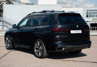 Подержанный автомобиль BMW X7 2020 года (7 фото)