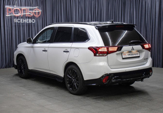 Подержанный автомобиль Mitsubishi Outlander 2022 года (7 фото)