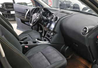 Подержанный автомобиль Nissan Qashqai 2012 года (11 фото)