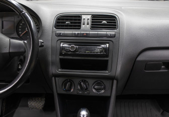 Подержанный автомобиль Volkswagen Polo Sedan 2012 года (15 фото)