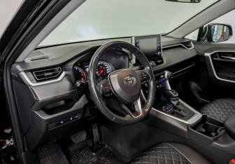 Подержанный автомобиль Toyota RAV4 2019 года (16 фото)