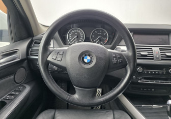 Подержанный автомобиль BMW X5 2011 года (12 фото)
