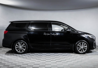 Подержанный автомобиль Kia Carnival 2020 года (4 фото)