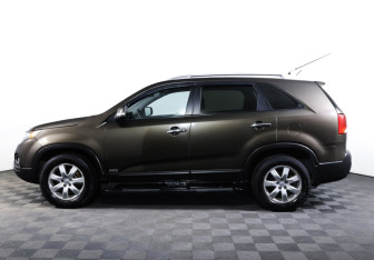 Подержанный автомобиль Kia Sorento 2010 года (8 фото)