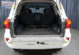 Подержанный автомобиль Toyota Land Cruiser Suv 2014 года (10 фото)