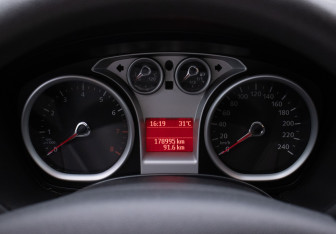 Подержанный автомобиль Ford Focus Hatchback 2010 года (12 фото)