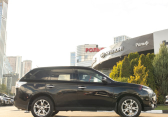 Подержанный автомобиль Mitsubishi Outlander 2013 года (3 фото)
