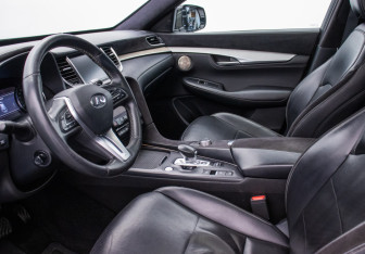 Подержанный автомобиль Infiniti QX50 2018 года (10 фото)