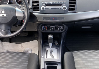 Подержанный автомобиль Mitsubishi Lancer Sedan 2012 года (13 фото)
