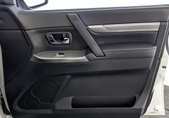 Подержанный автомобиль Mitsubishi Pajero 2021 года (24 фото)