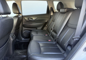 Подержанный автомобиль Nissan X-Trail 2015 года (11 фото)