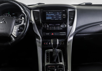 Подержанный автомобиль Mitsubishi Pajero Sport 2016 года (13 фото)