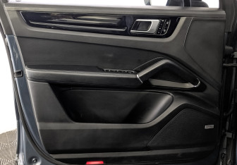 Подержанный автомобиль Porsche Cayenne 2019 года (19 фото)