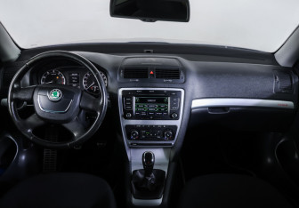 Подержанный автомобиль Skoda Octavia Wagon 2012 года (13 фото)