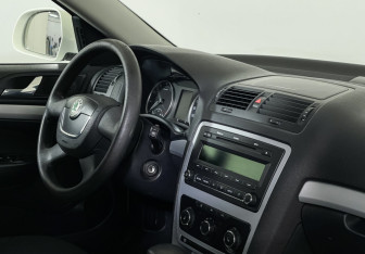 Подержанный автомобиль Skoda Octavia Liftback 2011 года (9 фото)