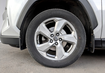 Подержанный автомобиль Toyota RAV4 2021 года (19 фото)