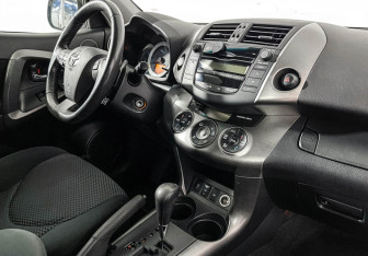 Подержанный автомобиль Toyota RAV4 2011 года (9 фото)