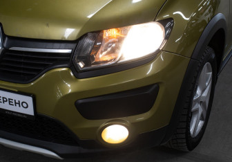Подержанный автомобиль Renault Sandero 2016 года (21 фото)