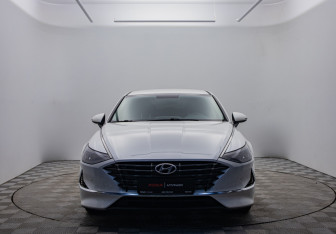 Подержанный автомобиль Hyundai Sonata 2022 года (2 фото)
