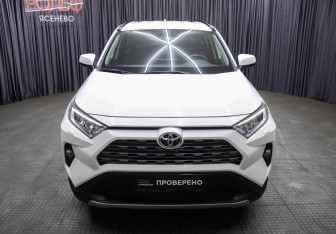 Подержанный автомобиль Toyota RAV4 2021 года (2 фото)