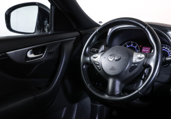 Подержанный автомобиль Infiniti QX70 2015 года (13 фото)