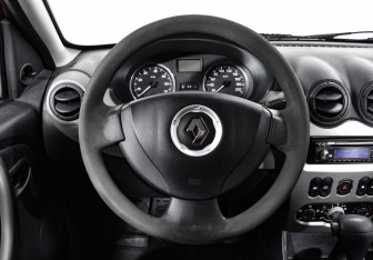 Подержанный автомобиль Renault Sandero 2010 года (17 фото)