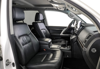 Подержанный автомобиль Toyota Land Cruiser Suv 2015 года (24 фото)