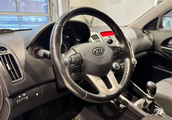 Подержанный автомобиль Kia Ceed Hatchback 2011 года (11 фото)