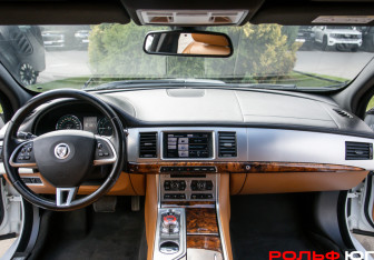 Подержанный автомобиль Jaguar XF Sedan 2014 года (10 фото)