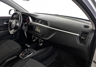 Подержанный автомобиль Kia Rio Hatchback 2021 года (12 фото)