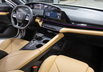 Подержанный автомобиль Changan UNI-V 2023 года (11 фото)