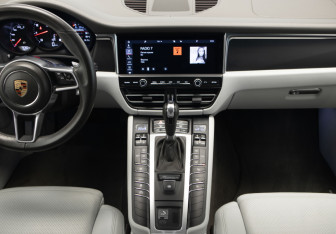 Подержанный автомобиль Porsche Macan 2020 года (18 фото)