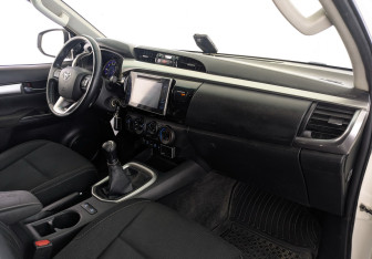 Подержанный автомобиль Toyota Hilux 2019 года (18 фото)