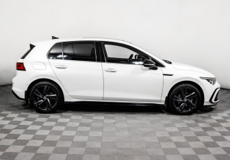 Подержанный автомобиль Volkswagen Golf Hatchback 2021 года (4 фото)