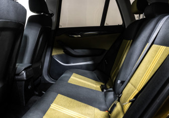 Подержанный автомобиль BMW X1 2011 года (12 фото)