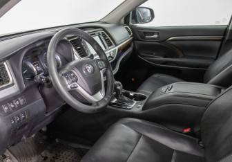Подержанный автомобиль Toyota Highlander 2014 года (10 фото)