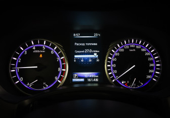 Подержанный автомобиль Infiniti Q50 2016 года (16 фото)