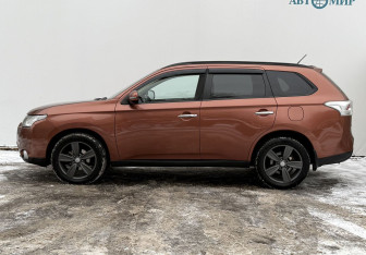 Подержанный автомобиль Mitsubishi Outlander 2012 года (8 фото)